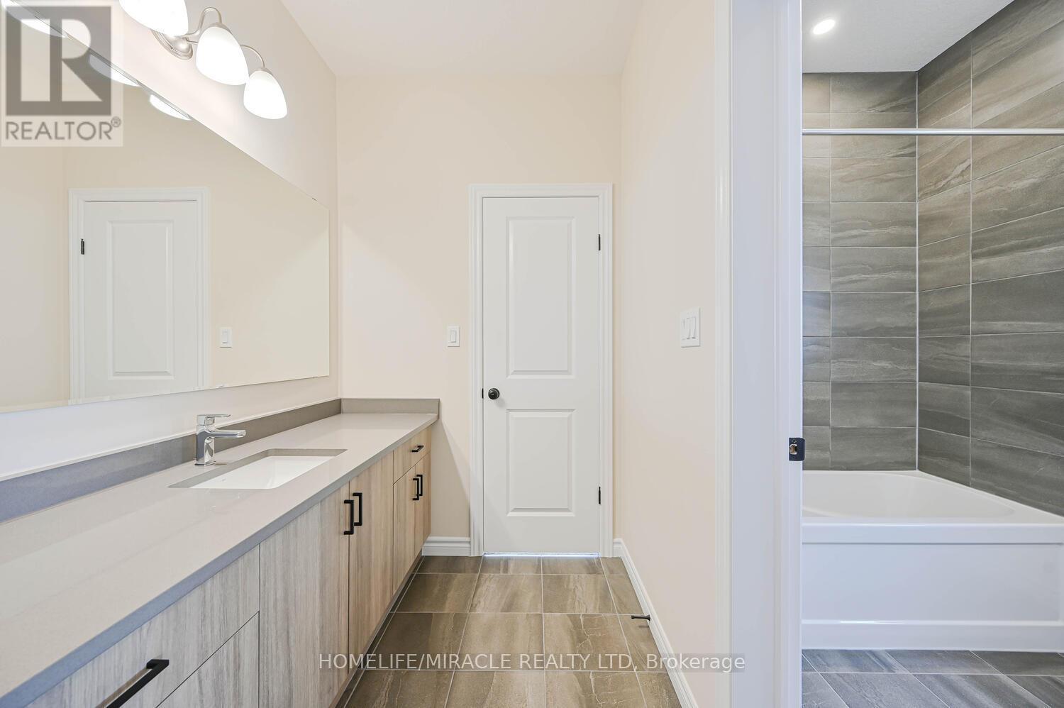 16 Munn Crescent, Brant, ON - Indoor Photo Showing Bathroom