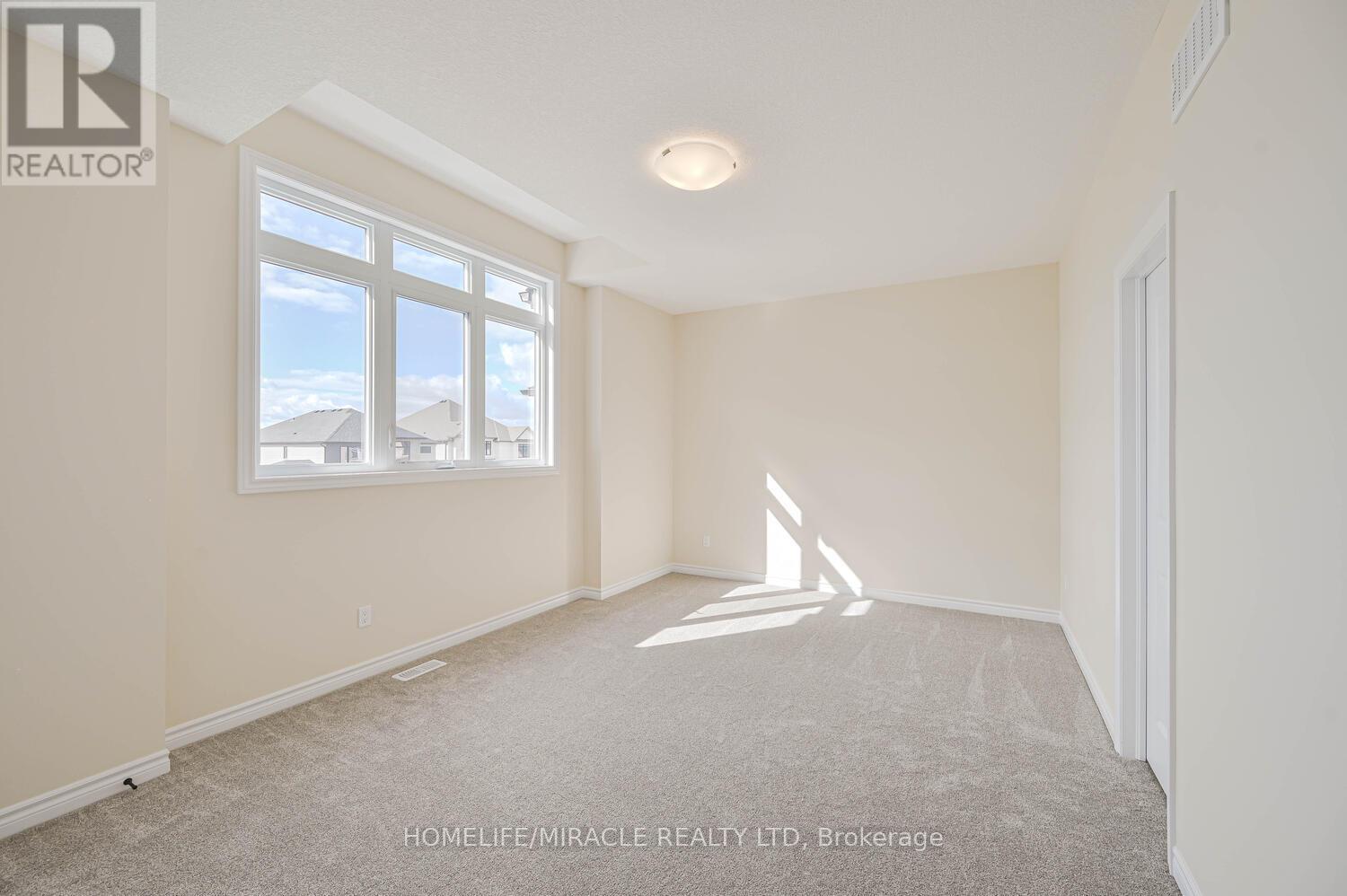 16 Munn Crescent, Brant, ON - Indoor Photo Showing Other Room