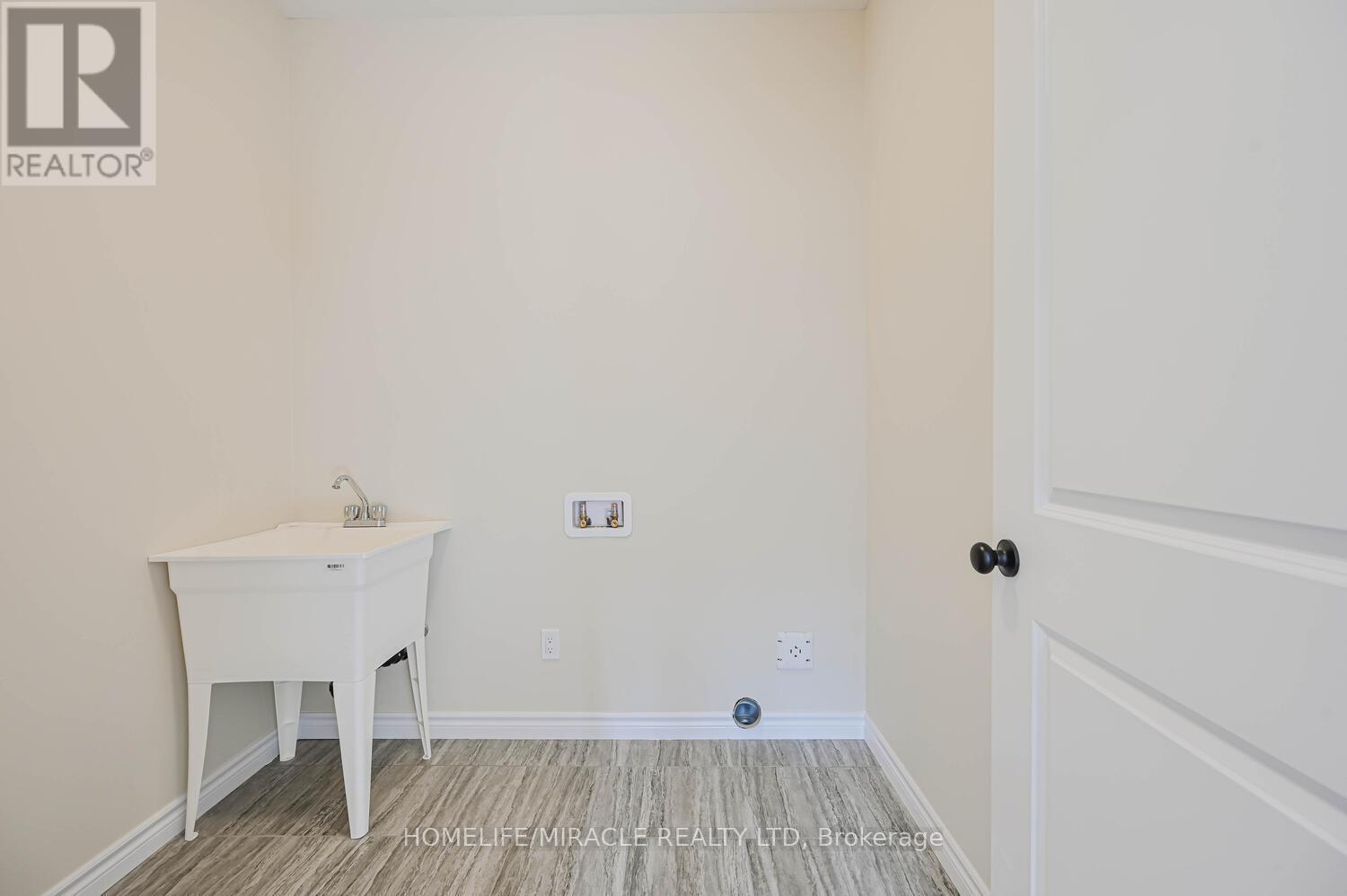 16 Munn Crescent, Brant, ON - Indoor Photo Showing Other Room