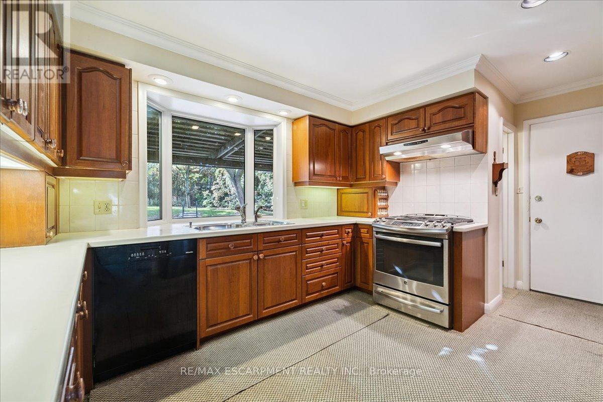 222 Strathcona Drive, Burlington, ON - Indoor Photo Showing Kitchen