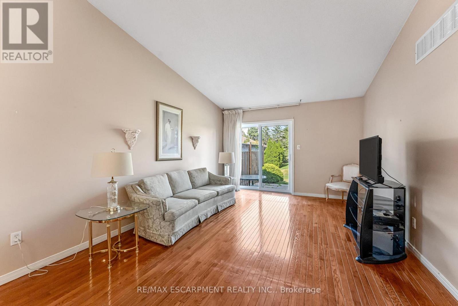 17 - 25 Kitty Murray Lane, Hamilton, ON - Indoor Photo Showing Living Room