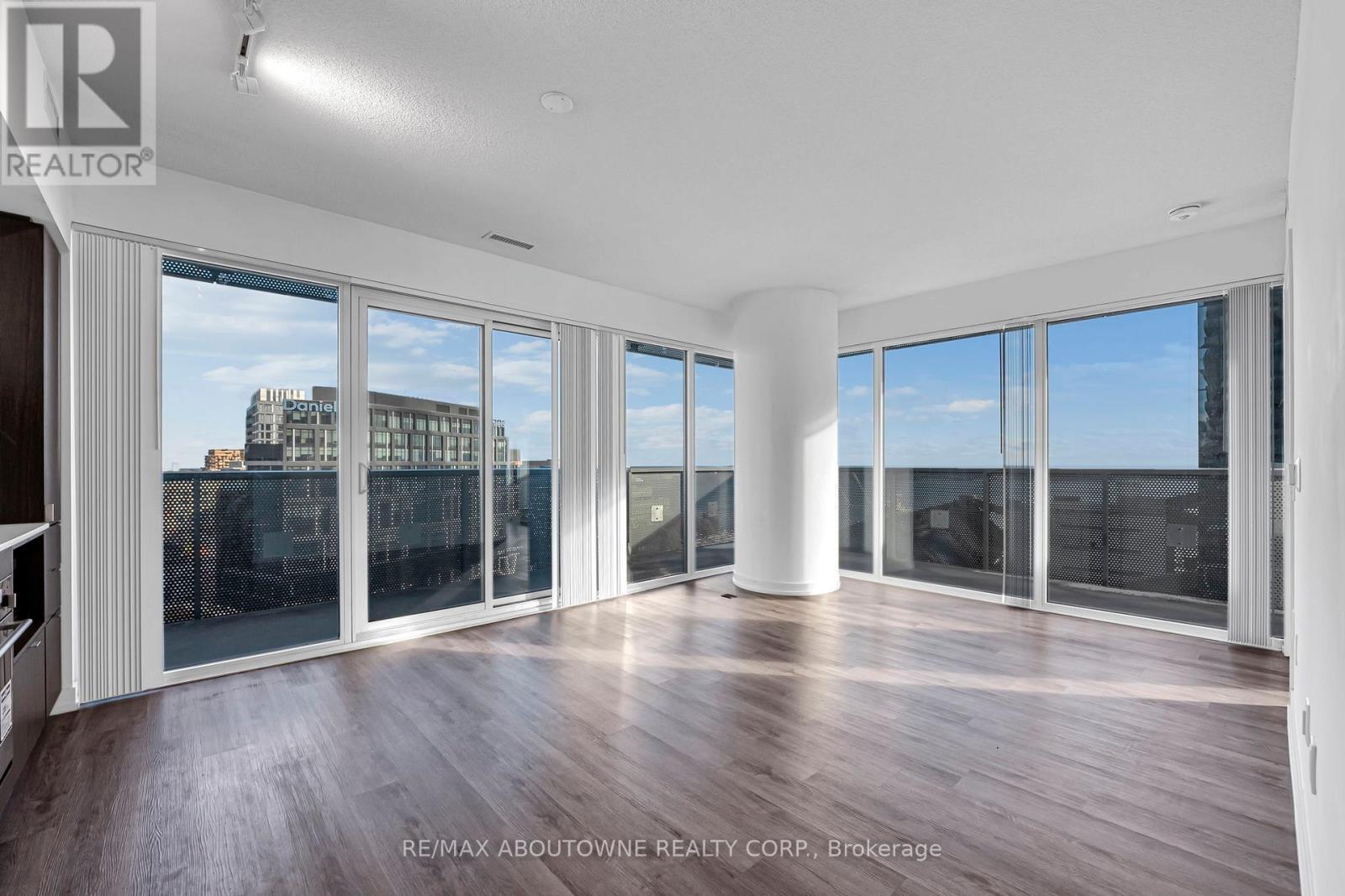1607 - 138 Downes Street, Toronto, ON - Indoor Photo Showing Living Room