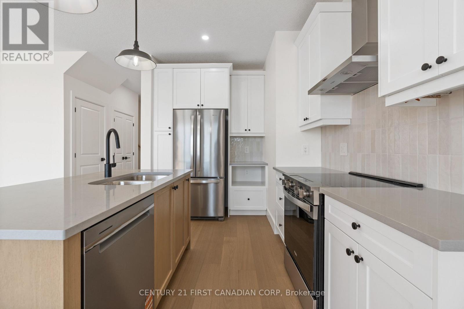147-31(26) Scotts Drive, Lucan Biddulph (Lucan), ON - Indoor Photo Showing Kitchen With Double Sink With Upgraded Kitchen