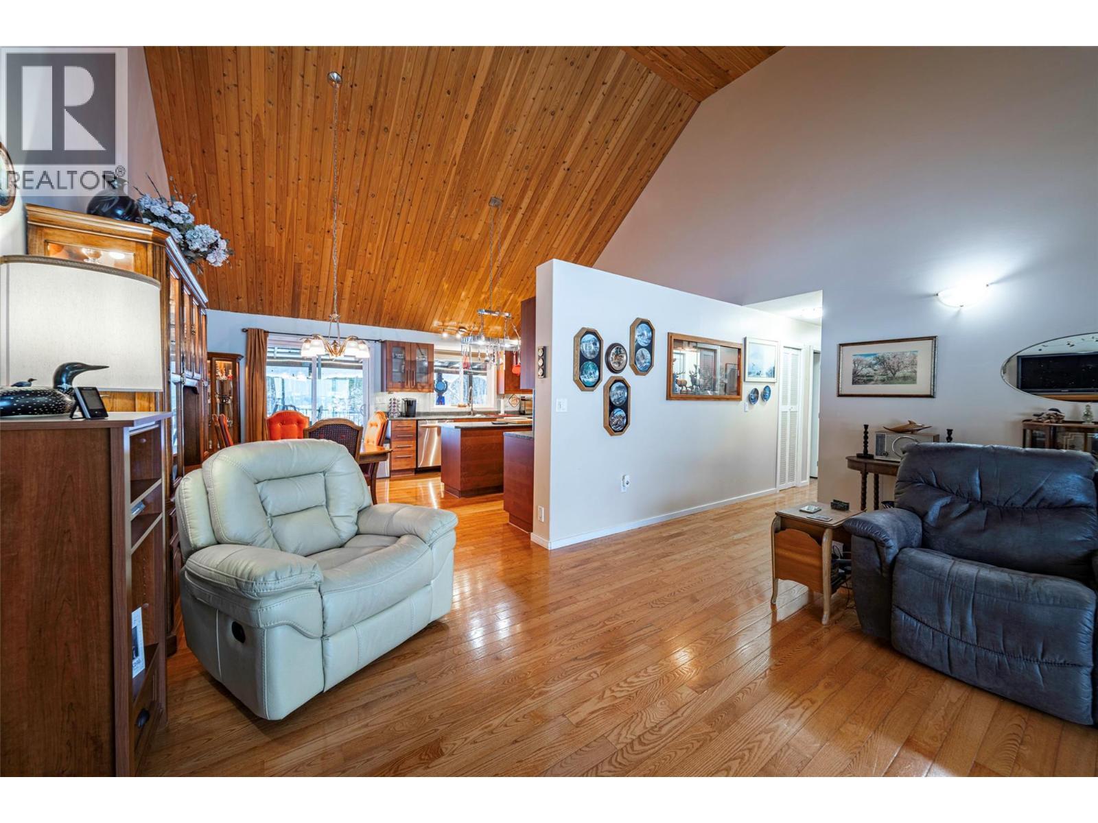 2104 Country Woods Road, Sorrento, BC - Indoor Photo Showing Living Room