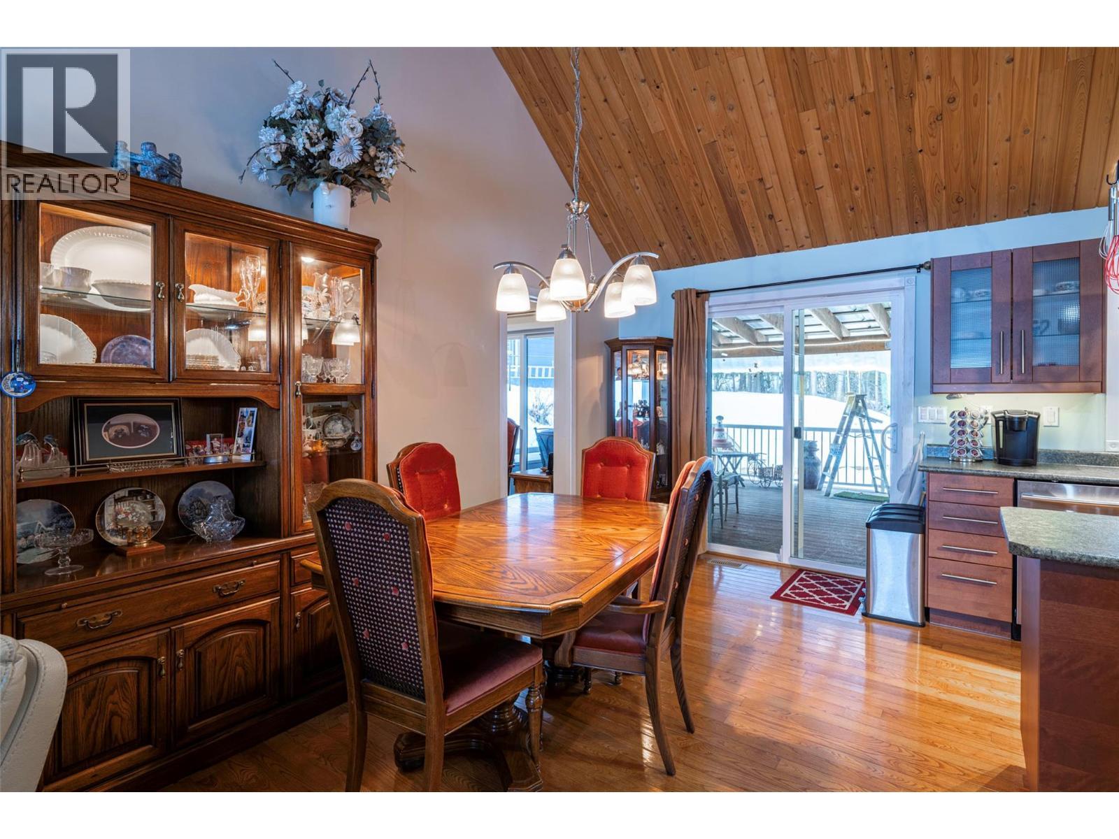 2104 Country Woods Road, Sorrento, BC - Indoor Photo Showing Dining Room