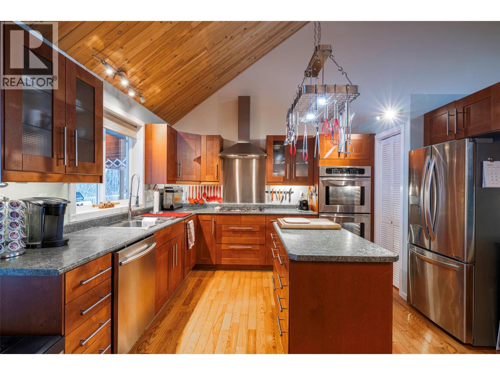 2104 Country Woods Road, Sorrento, BC - Indoor Photo Showing Kitchen