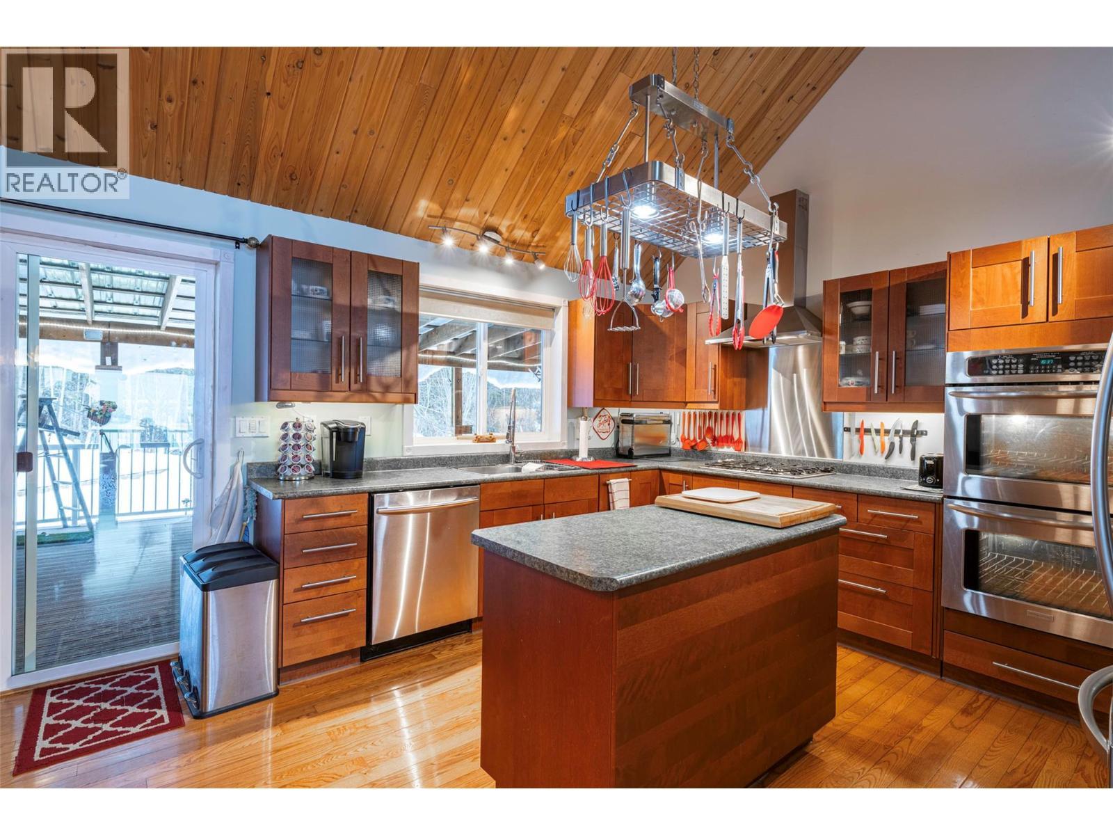 2104 Country Woods Road, Sorrento, BC - Indoor Photo Showing Kitchen