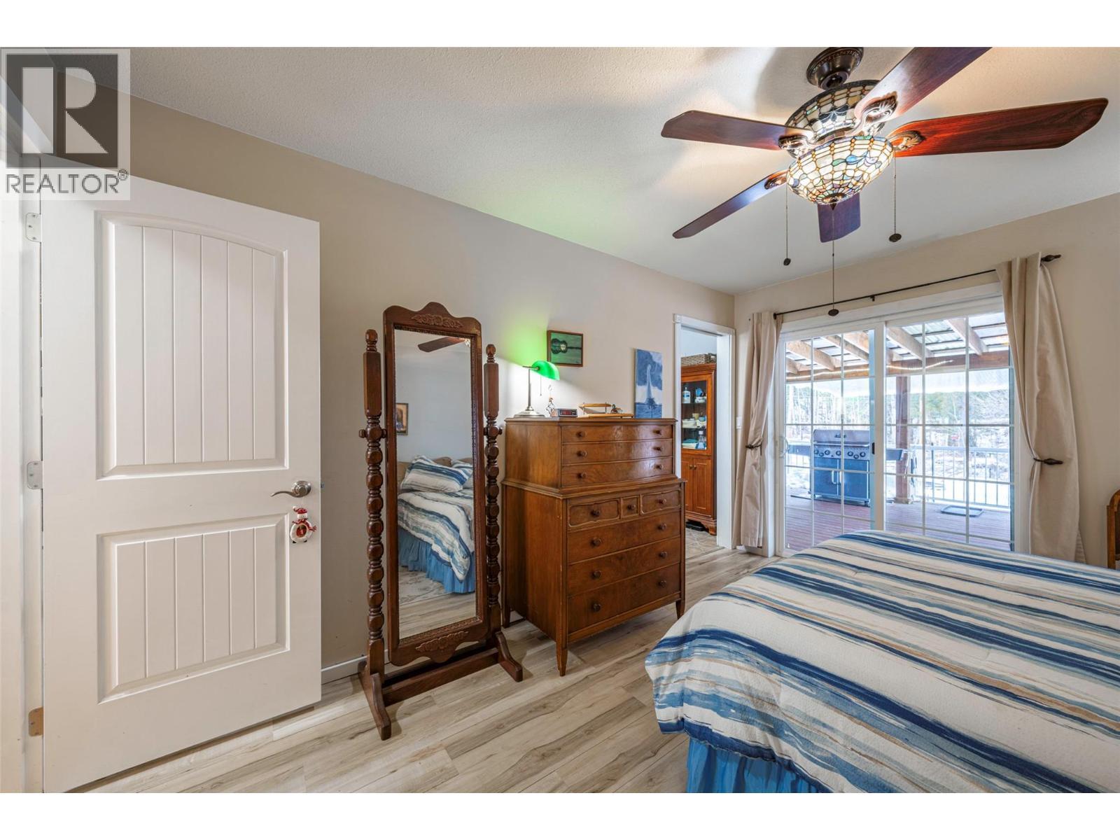 2104 Country Woods Road, Sorrento, BC - Indoor Photo Showing Bedroom