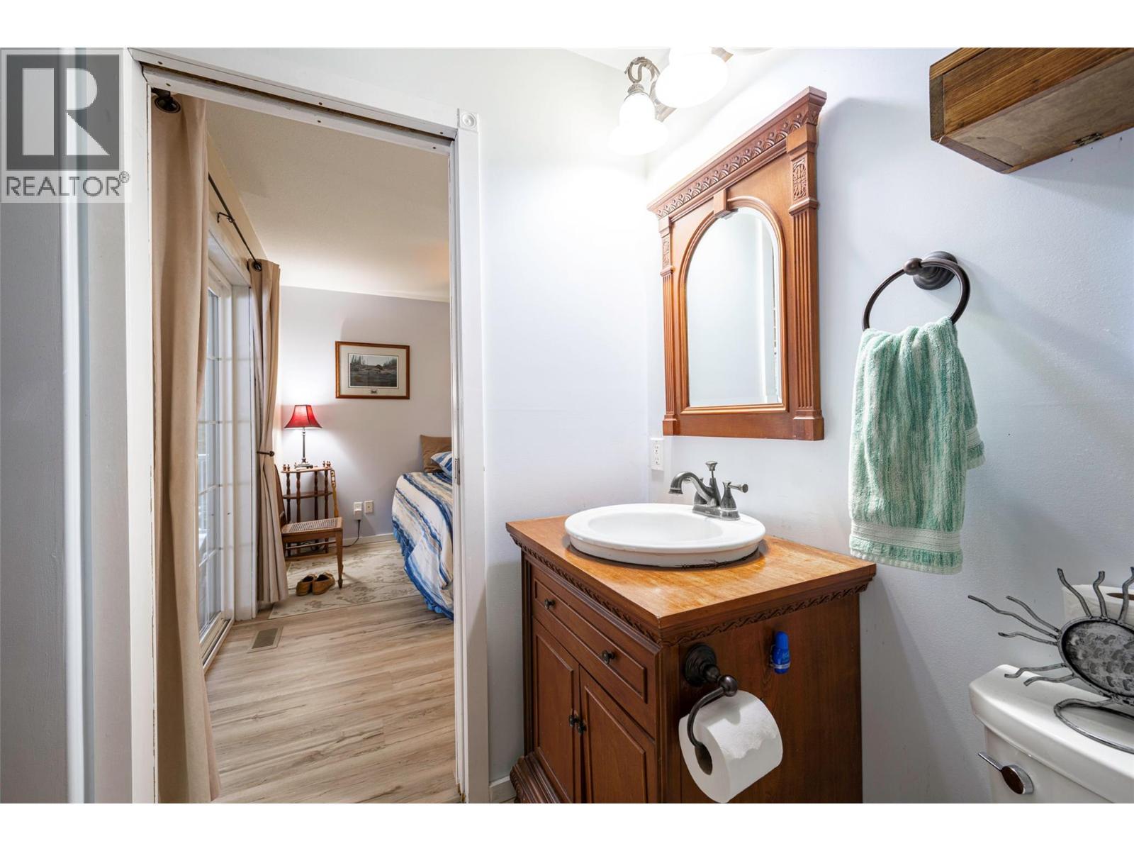 2104 Country Woods Road, Sorrento, BC - Indoor Photo Showing Bathroom