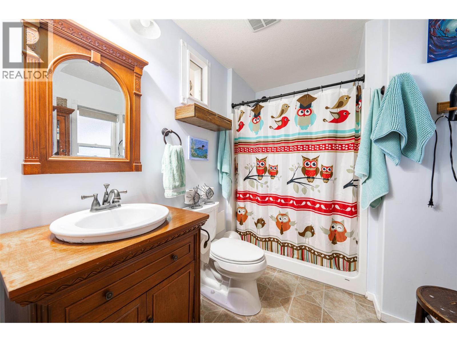 2104 Country Woods Road, Sorrento, BC - Indoor Photo Showing Bathroom