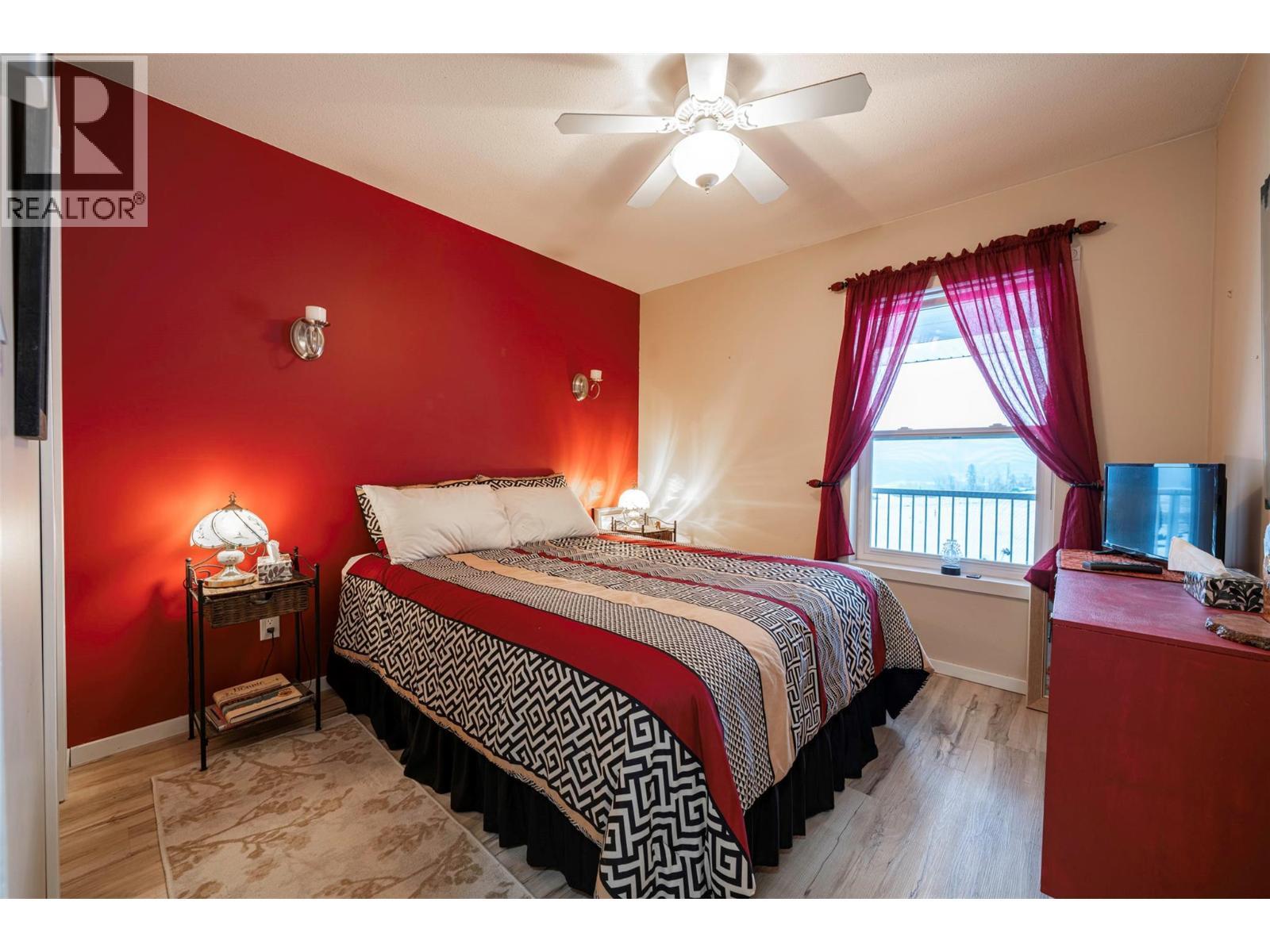 2104 Country Woods Road, Sorrento, BC - Indoor Photo Showing Bedroom