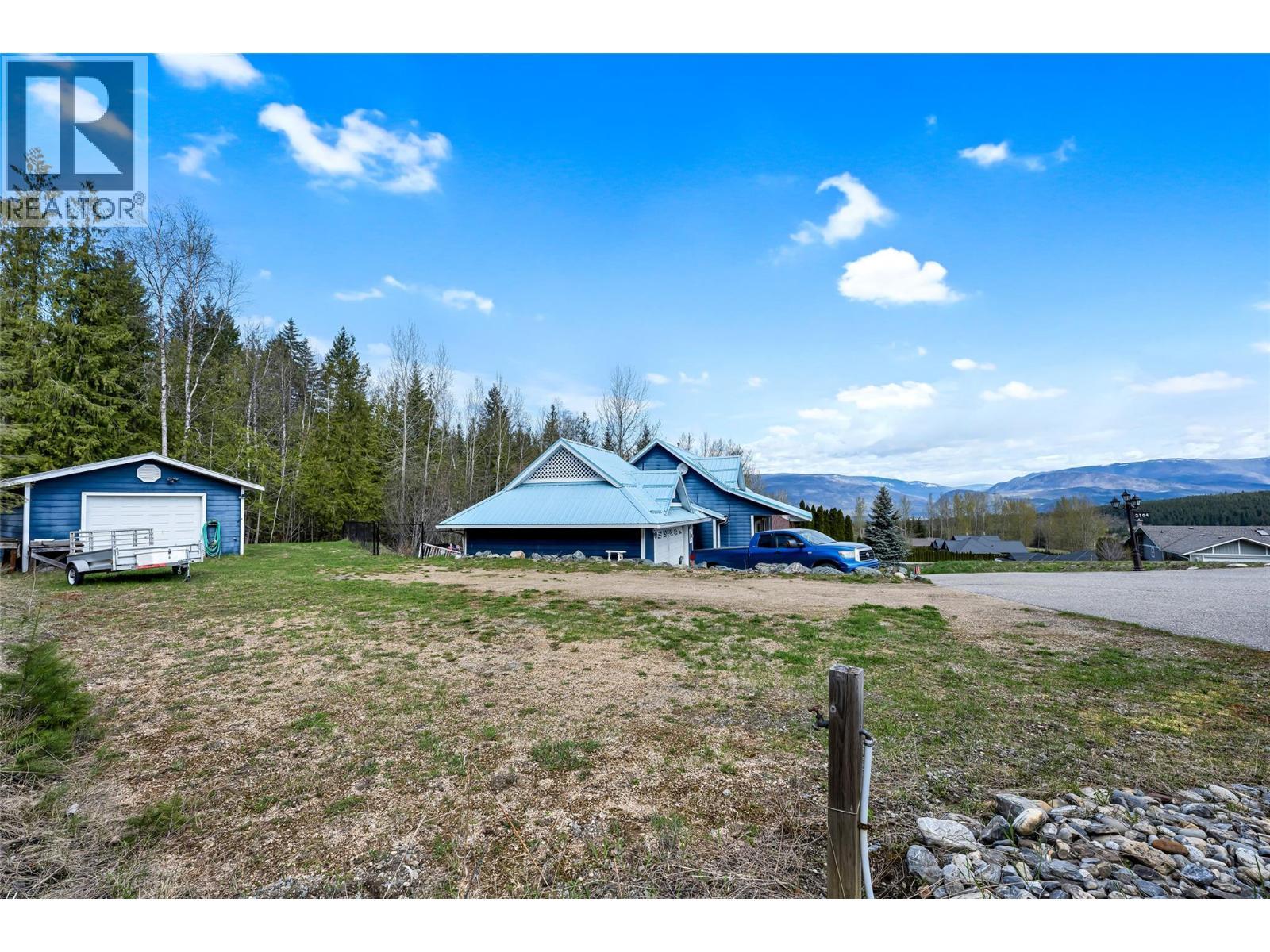 2104 Country Woods Road, Sorrento, BC - Outdoor