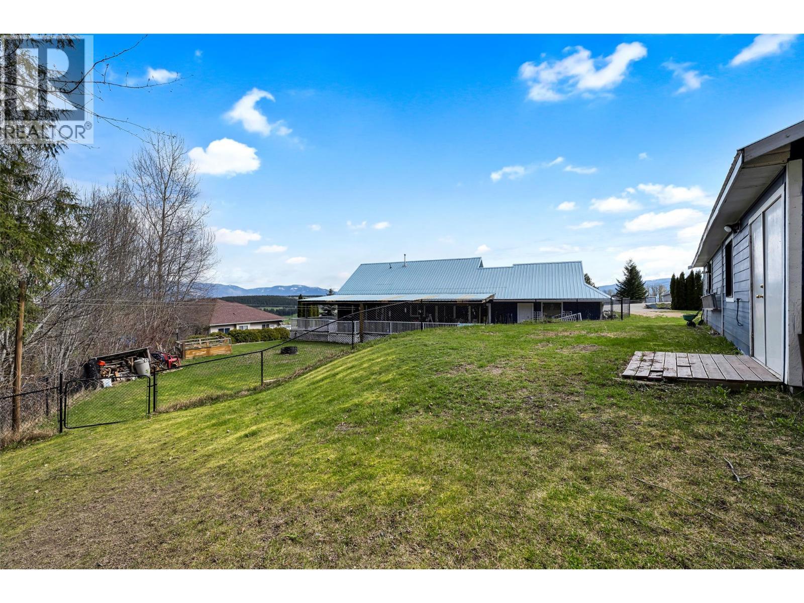 2104 Country Woods Road, Sorrento, BC - Outdoor