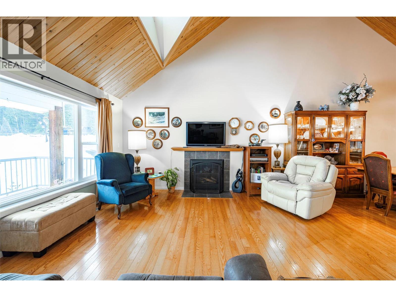 2104 Country Woods Road, Sorrento, BC - Indoor Photo Showing Living Room With Fireplace