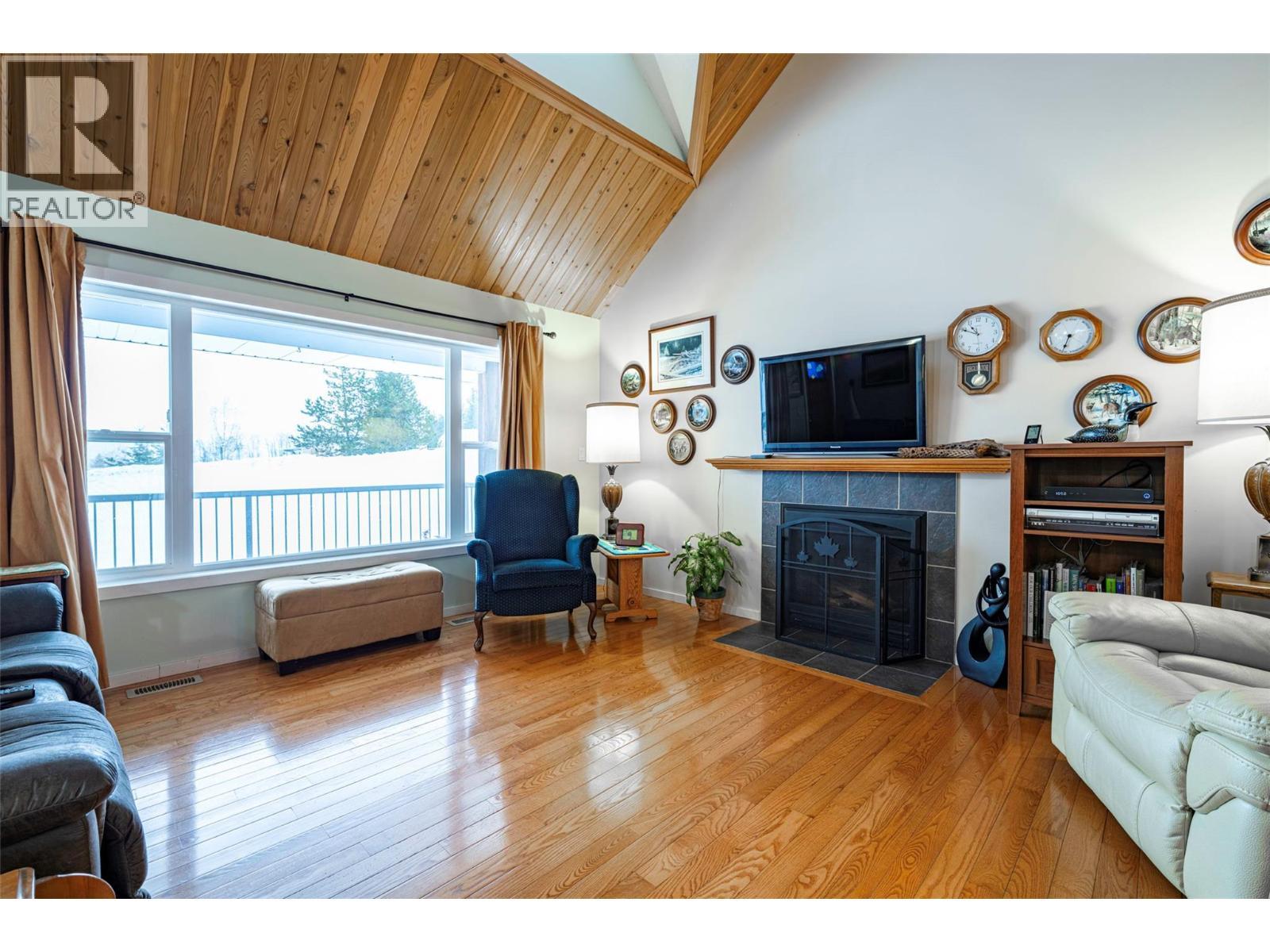 2104 Country Woods Road, Sorrento, BC - Indoor Photo Showing Living Room With Fireplace