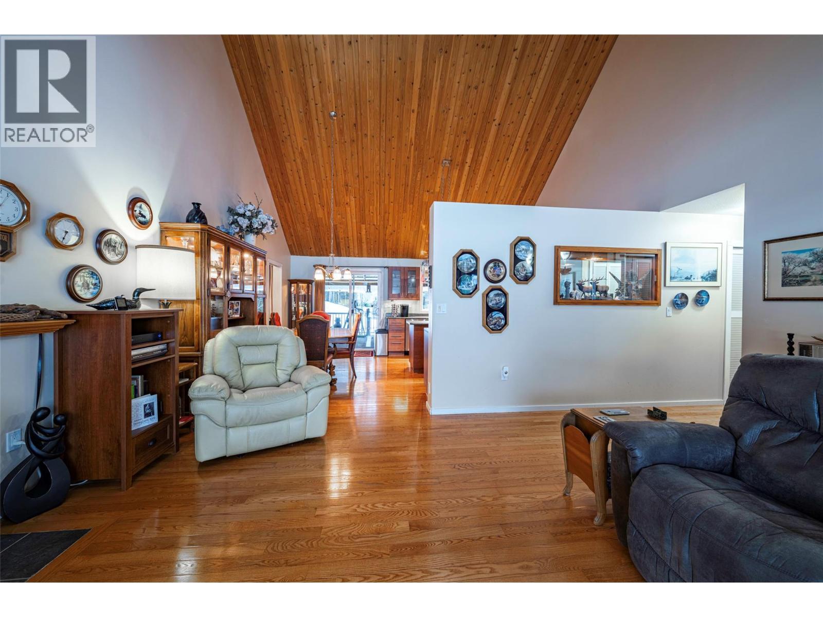 2104 Country Woods Road, Sorrento, BC - Indoor Photo Showing Living Room