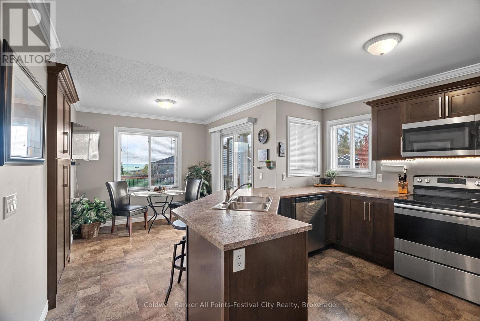 17 Huron Heights Drive, Ashfield-Colborne-Wawanosh (Colborne), ON - Indoor Photo Showing Kitchen With Double Sink