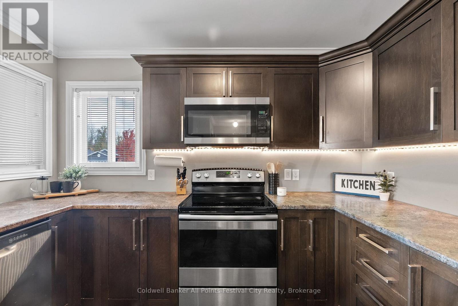 17 Huron Heights Drive, Ashfield-Colborne-Wawanosh (Colborne), ON - Indoor Photo Showing Kitchen