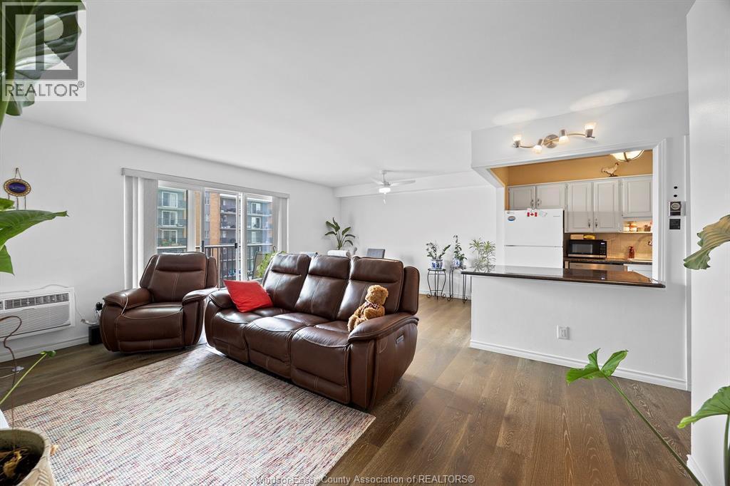 8591 Riverside Dr. E. Unit# 802, Windsor, ON - Indoor Photo Showing Living Room