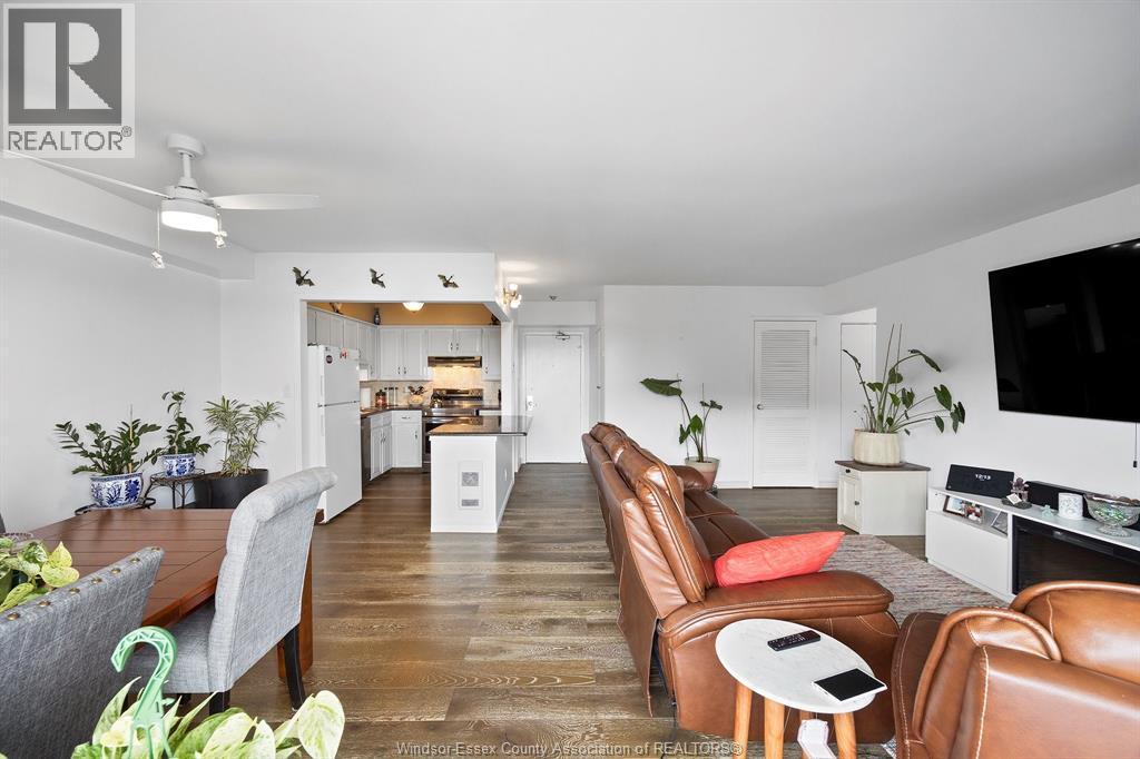 8591 Riverside Dr. E. Unit# 802, Windsor, ON - Indoor Photo Showing Living Room