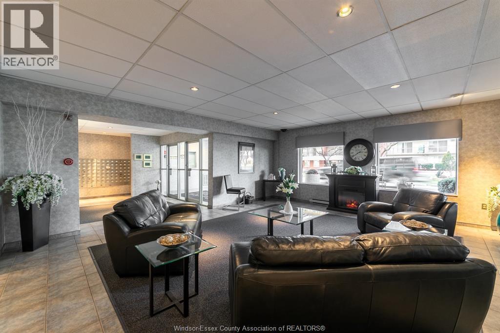 8591 Riverside Dr. E. Unit# 802, Windsor, ON - Indoor Photo Showing Living Room