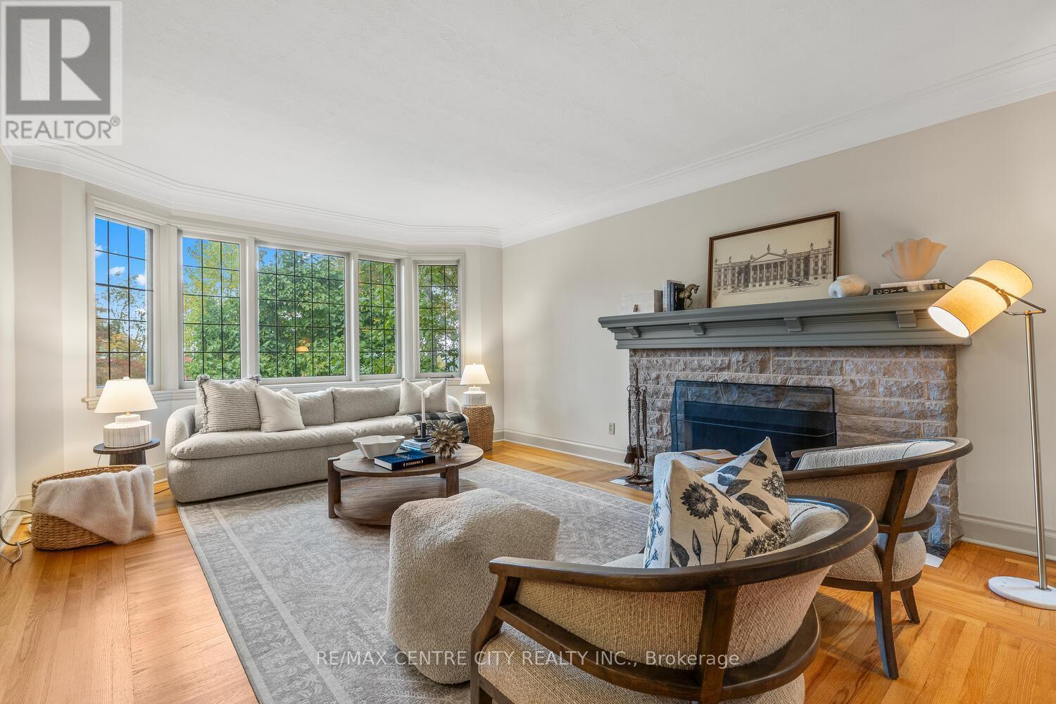 1025 Scenic Drive, Hamilton (Mountview), ON - Indoor Photo Showing Living Room With Fireplace