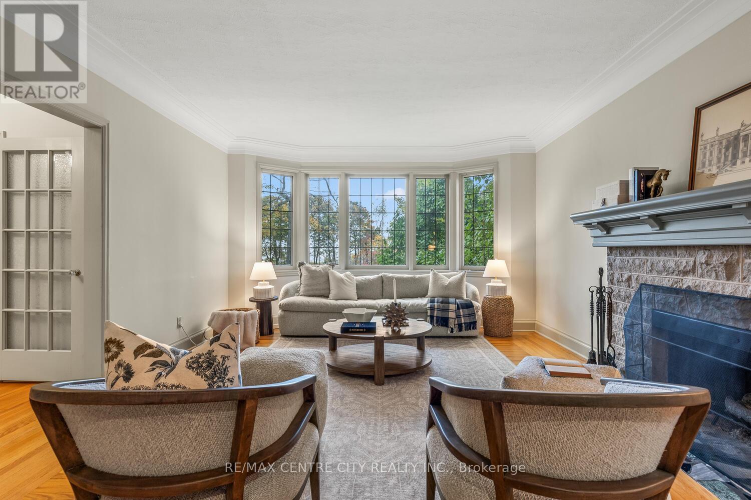 1025 Scenic Drive, Hamilton (Mountview), ON - Indoor Photo Showing Living Room With Fireplace