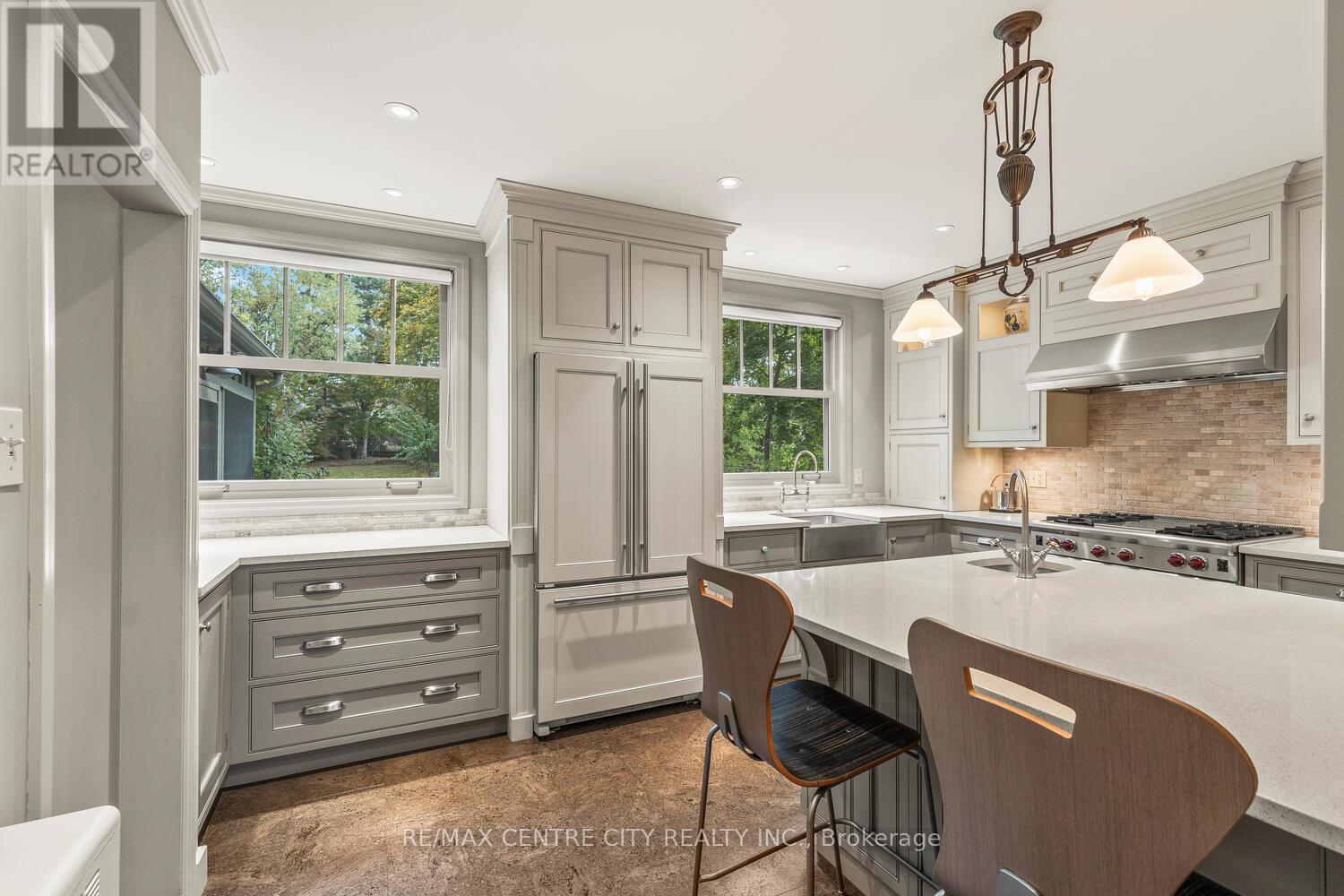 1025 Scenic Drive, Hamilton (Mountview), ON - Indoor Photo Showing Kitchen With Double Sink With Upgraded Kitchen