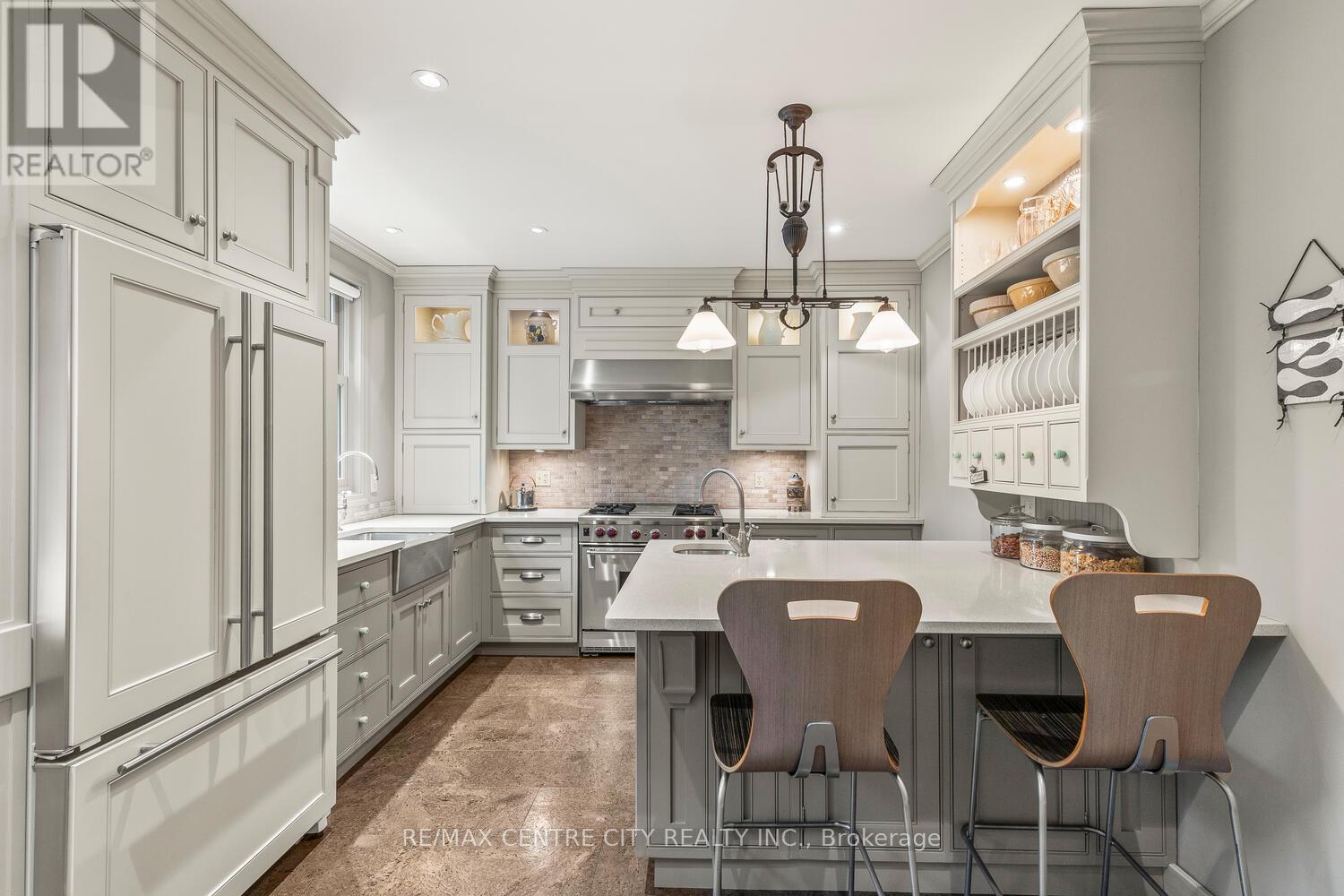 1025 Scenic Drive, Hamilton (Mountview), ON - Indoor Photo Showing Kitchen With Upgraded Kitchen