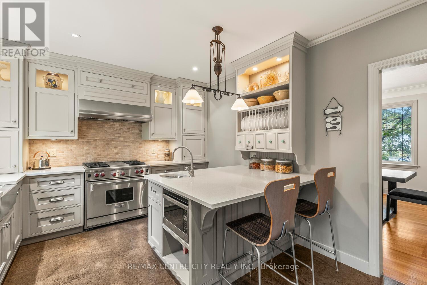 1025 Scenic Drive, Hamilton (Mountview), ON - Indoor Photo Showing Kitchen With Upgraded Kitchen