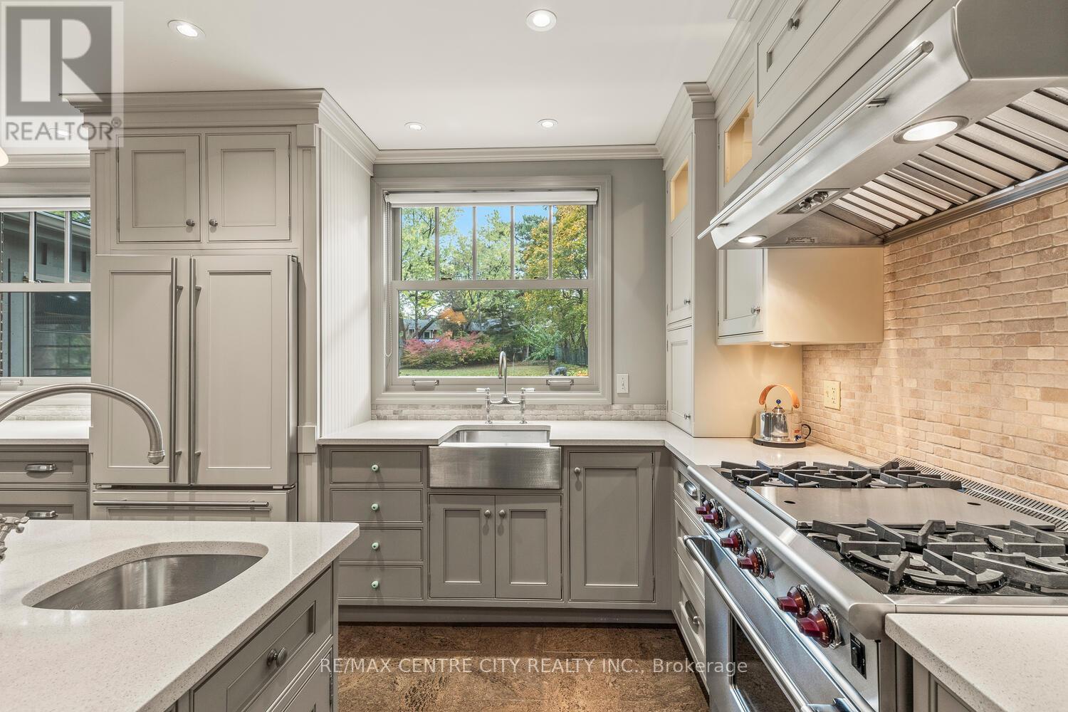 1025 Scenic Drive, Hamilton (Mountview), ON - Indoor Photo Showing Kitchen With Upgraded Kitchen