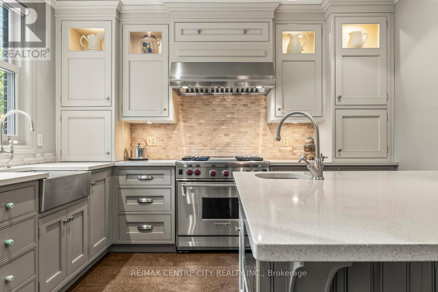 1025 Scenic Drive, Hamilton (Mountview), ON - Indoor Photo Showing Kitchen With Upgraded Kitchen