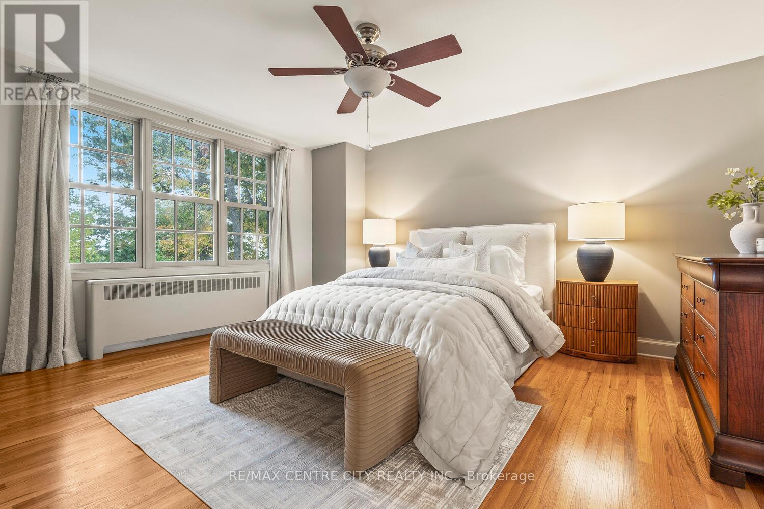 1025 Scenic Drive, Hamilton (Mountview), ON - Indoor Photo Showing Bedroom