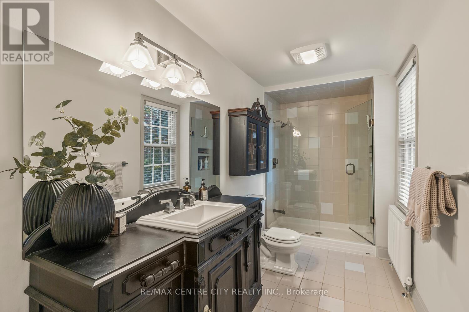 1025 Scenic Drive, Hamilton (Mountview), ON - Indoor Photo Showing Bathroom