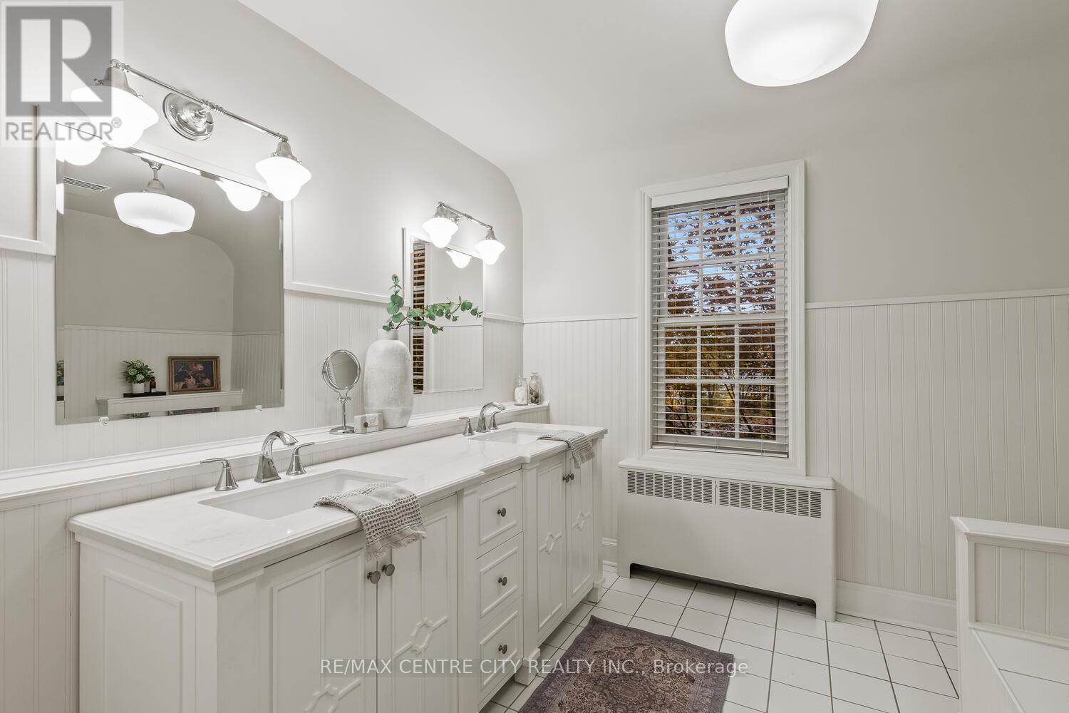 1025 Scenic Drive, Hamilton (Mountview), ON - Indoor Photo Showing Bathroom