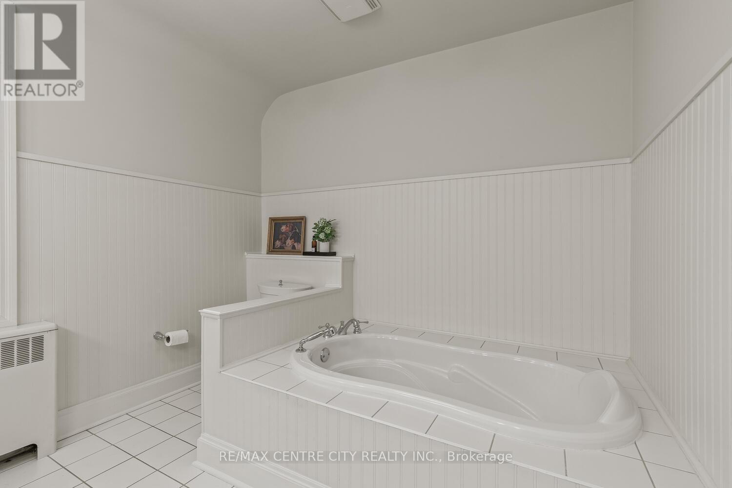 1025 Scenic Drive, Hamilton (Mountview), ON - Indoor Photo Showing Bathroom