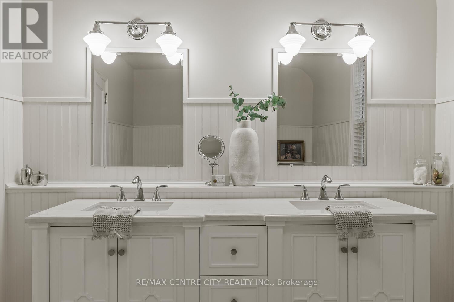 1025 Scenic Drive, Hamilton (Mountview), ON - Indoor Photo Showing Bathroom