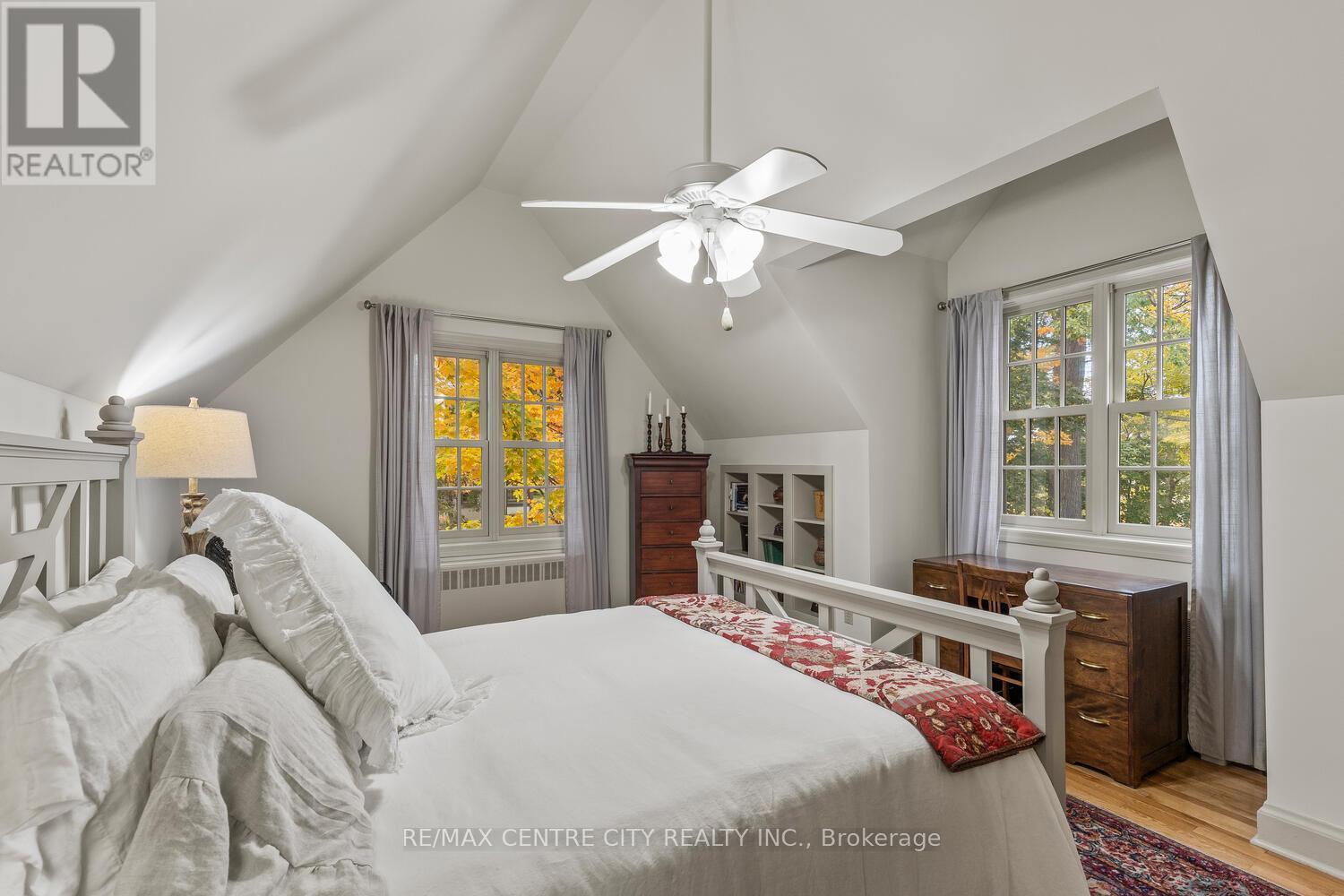 1025 Scenic Drive, Hamilton (Mountview), ON - Indoor Photo Showing Bedroom