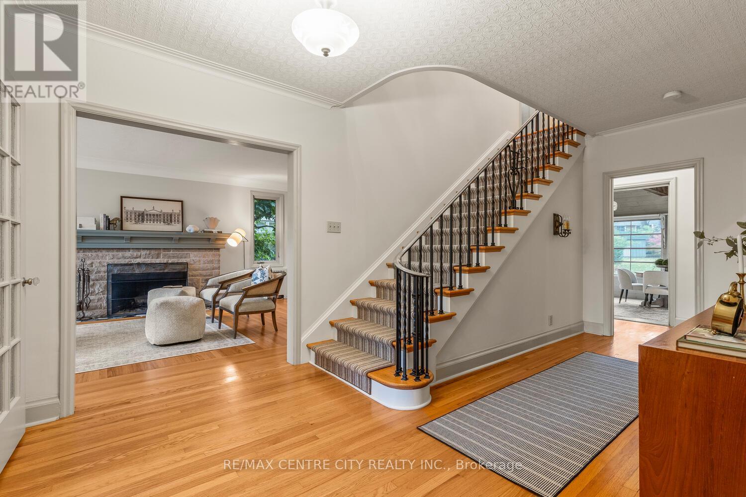 1025 Scenic Drive, Hamilton (Mountview), ON - Indoor With Fireplace