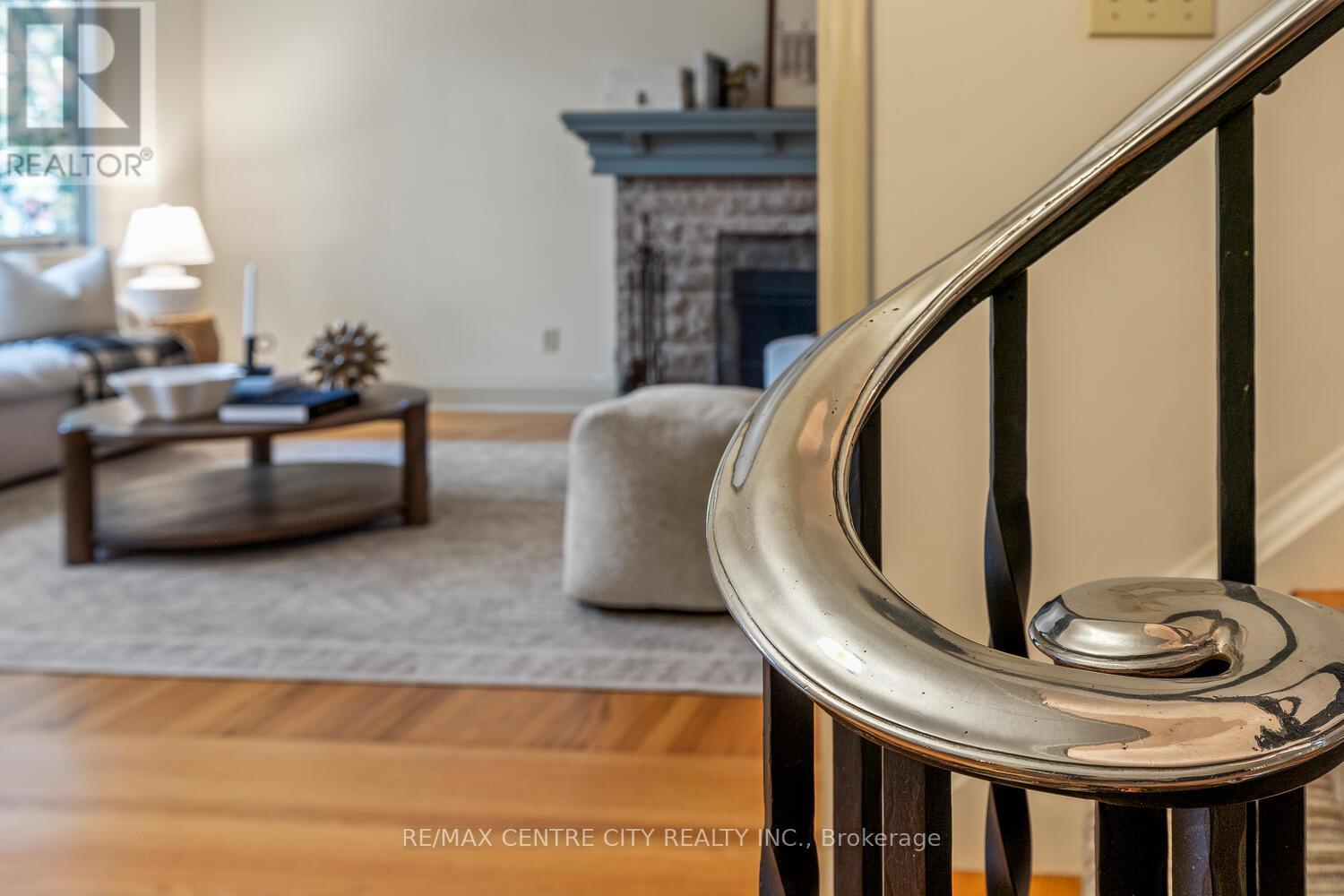 1025 Scenic Drive, Hamilton (Mountview), ON - Indoor With Fireplace