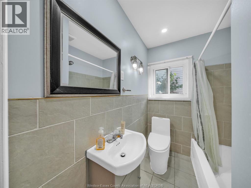 683 Stanley, Windsor, ON - Indoor Photo Showing Bathroom