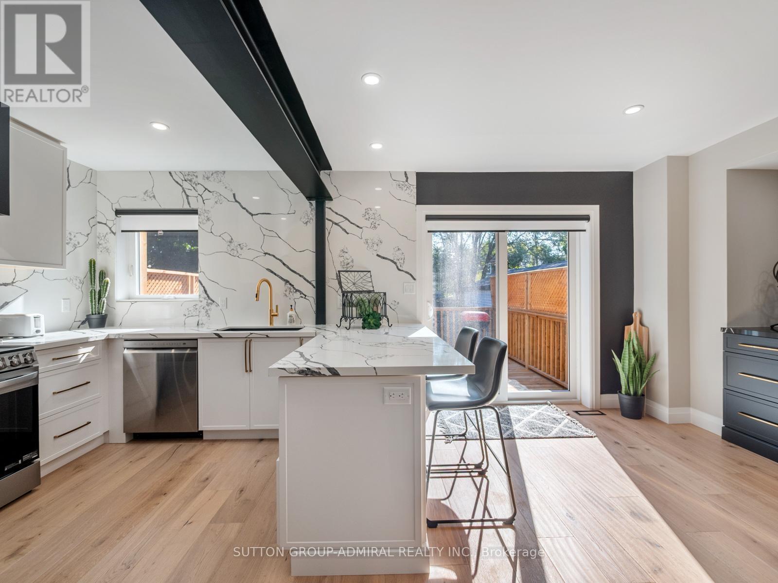 187 Rosslyn Avenue S, Hamilton, ON - Indoor Photo Showing Kitchen With Upgraded Kitchen