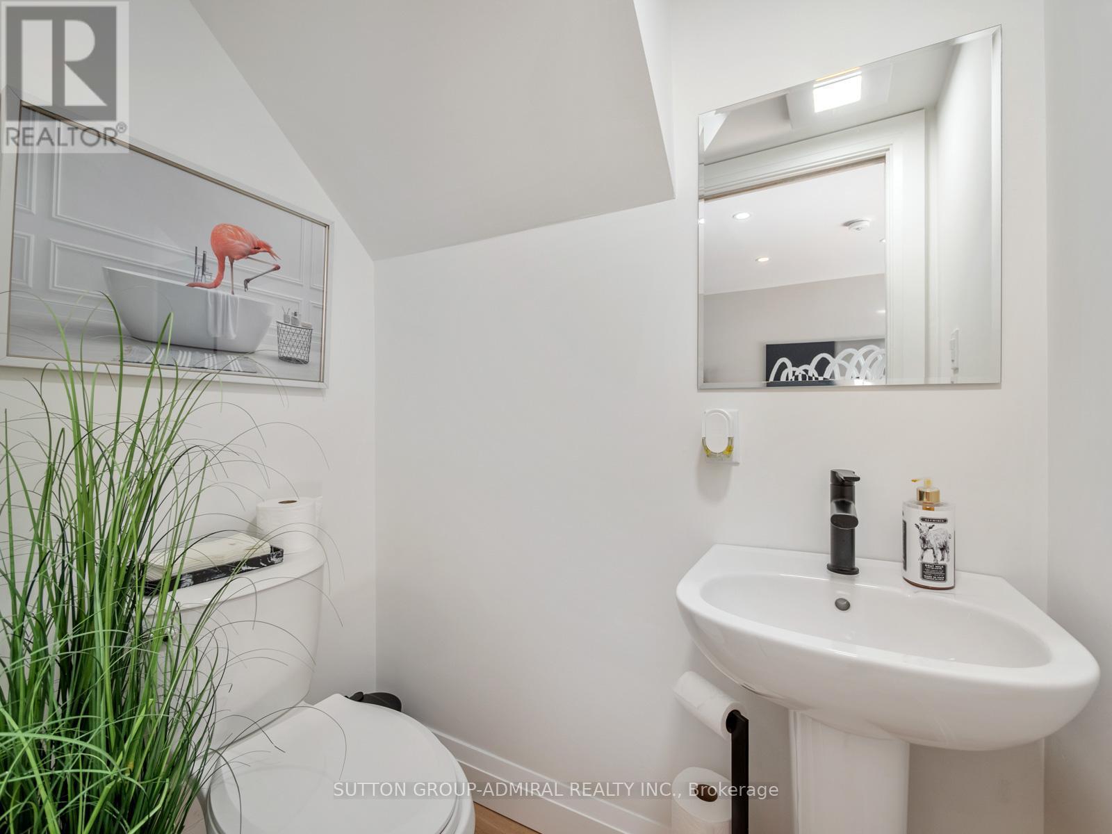 187 Rosslyn Avenue S, Hamilton, ON - Indoor Photo Showing Bathroom