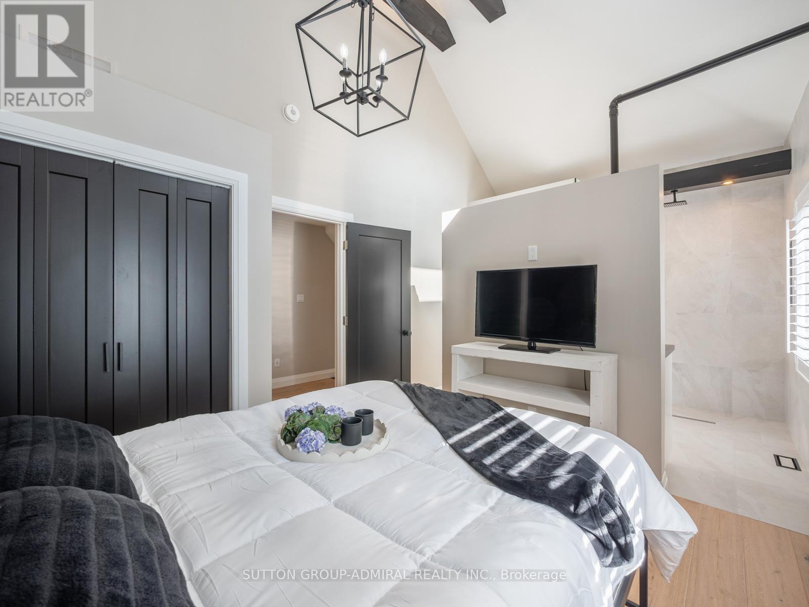 187 Rosslyn Avenue S, Hamilton, ON - Indoor Photo Showing Bedroom