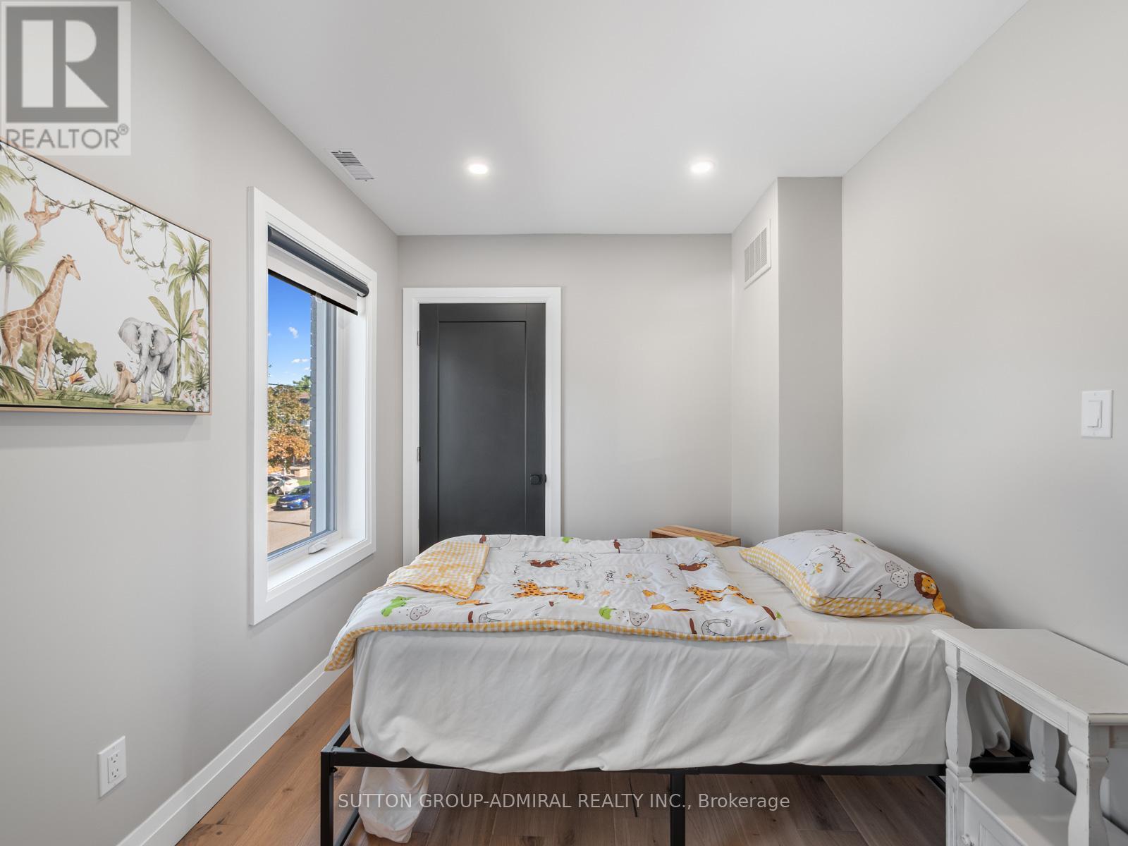 187 Rosslyn Avenue S, Hamilton, ON - Indoor Photo Showing Bedroom