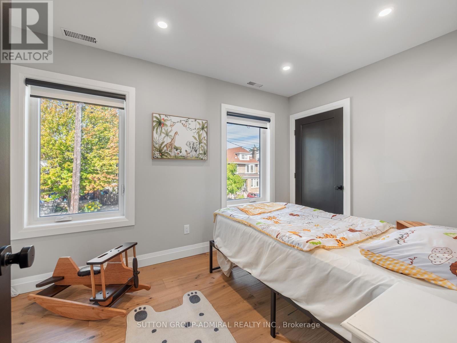 187 Rosslyn Avenue S, Hamilton, ON - Indoor Photo Showing Bedroom