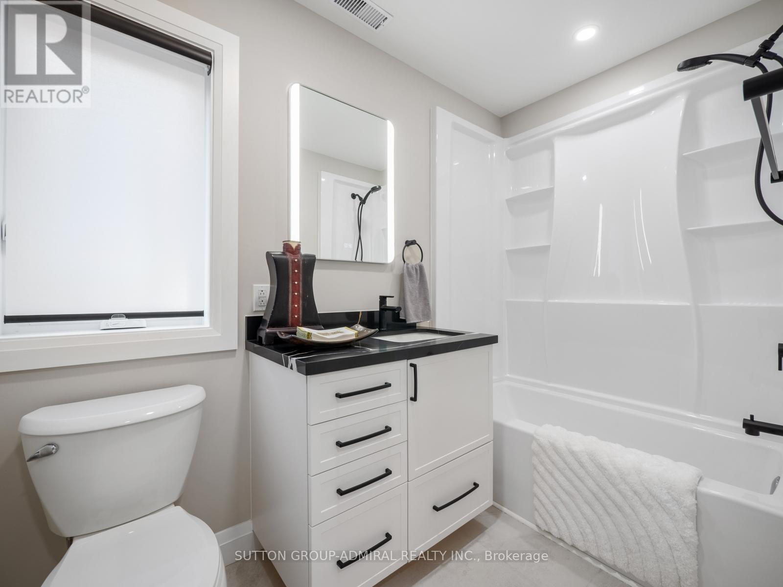 187 Rosslyn Avenue S, Hamilton, ON - Indoor Photo Showing Bathroom