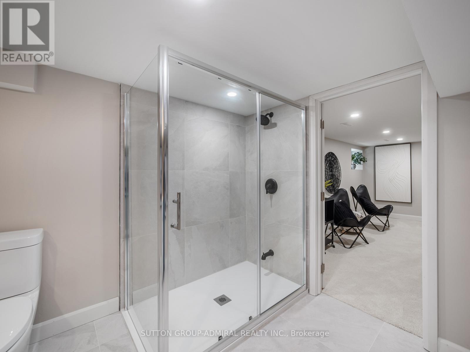 187 Rosslyn Avenue S, Hamilton, ON - Indoor Photo Showing Bathroom