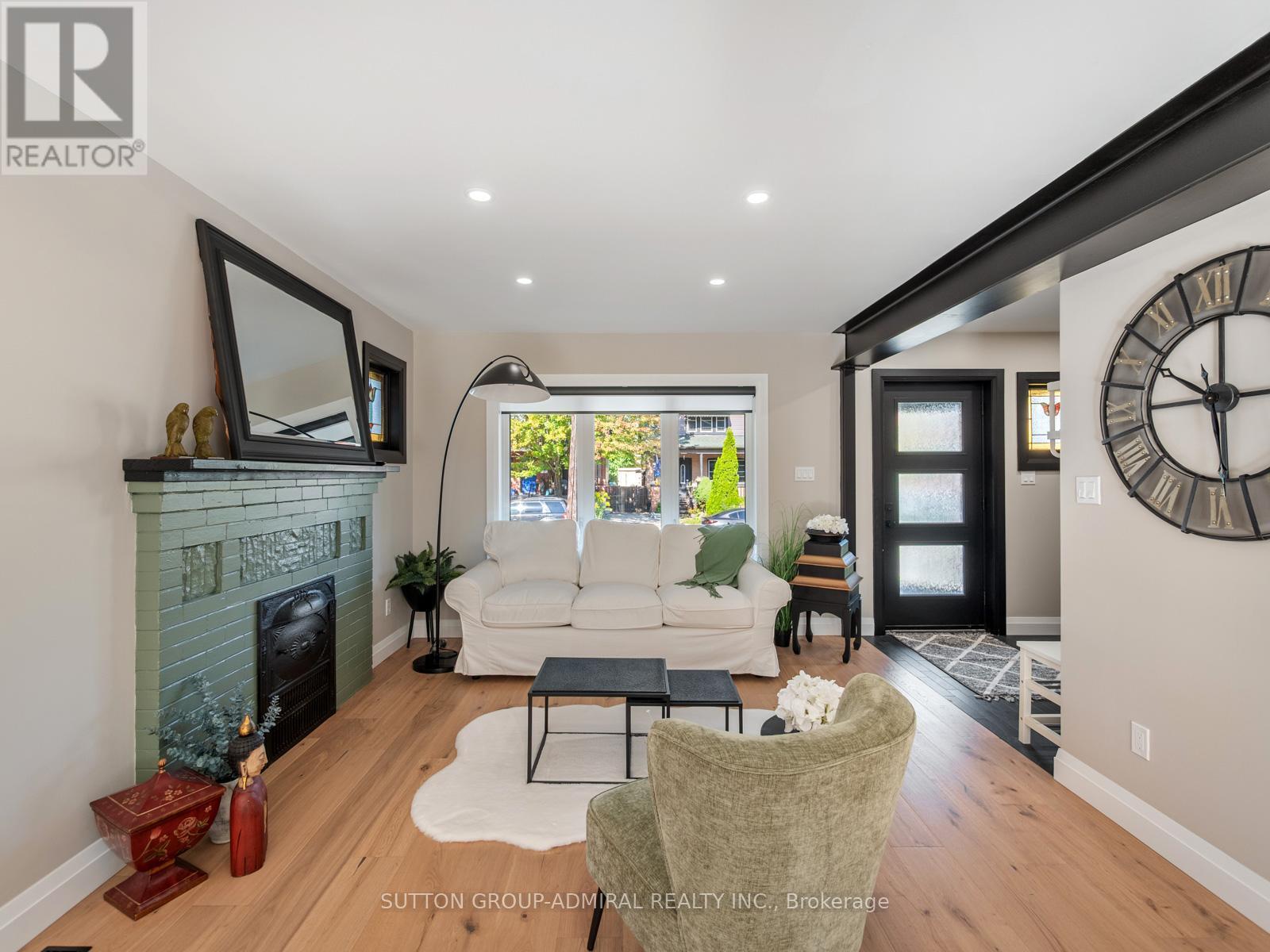 187 Rosslyn Avenue S, Hamilton, ON - Indoor Photo Showing Living Room With Fireplace