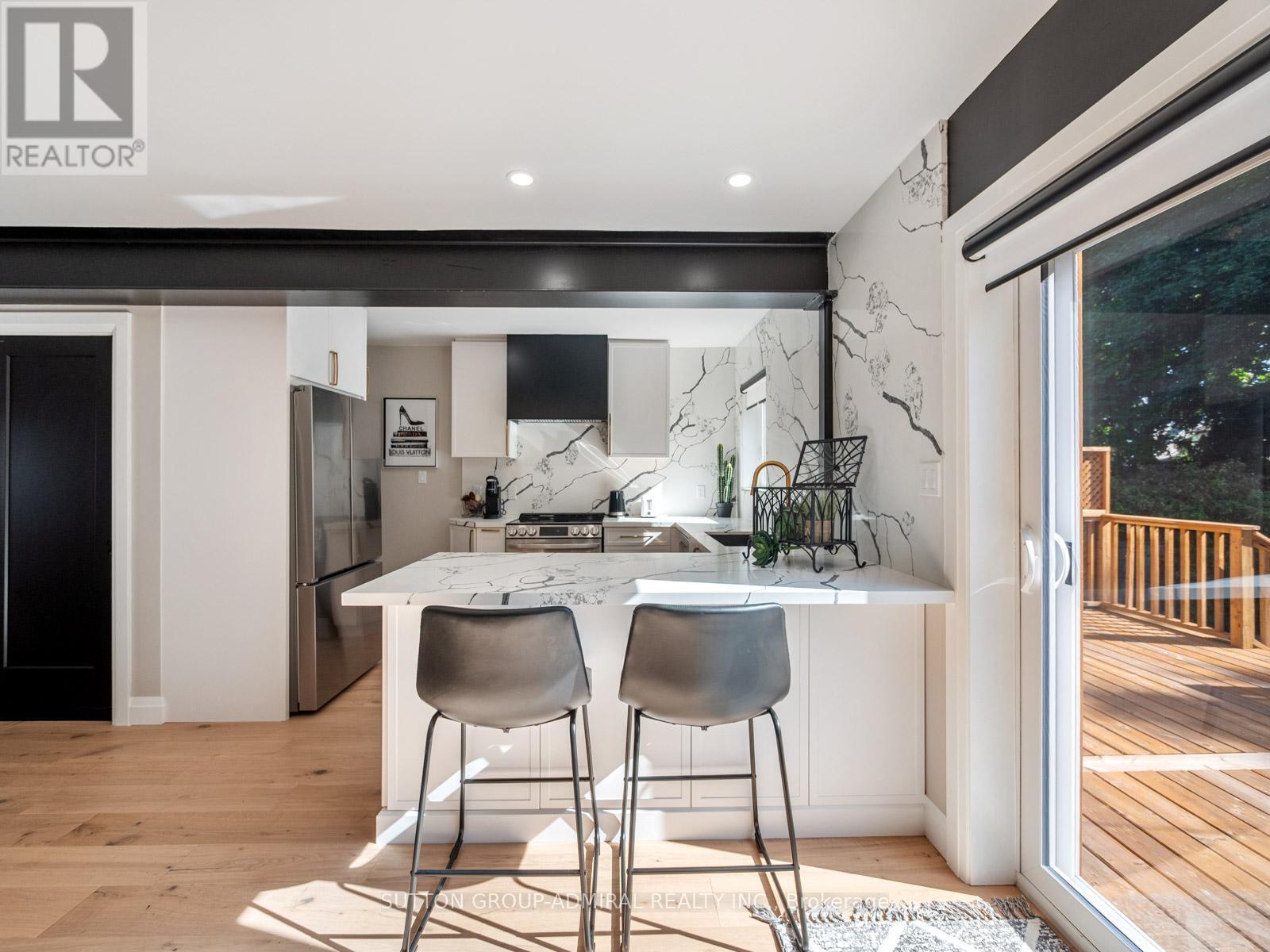 187 Rosslyn Avenue S, Hamilton, ON - Indoor Photo Showing Kitchen